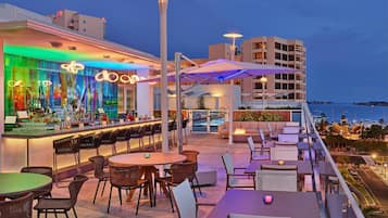 Una piscina al aire libre, camas de piscina con cargo, sombrillas