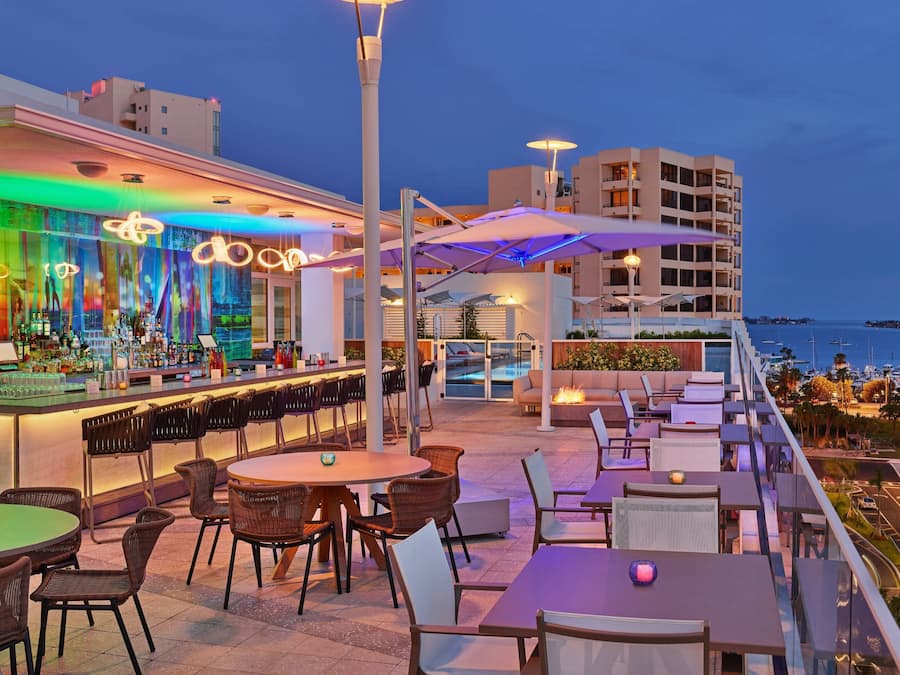 Una piscina al aire libre, camas de piscina con cargo, sombrillas