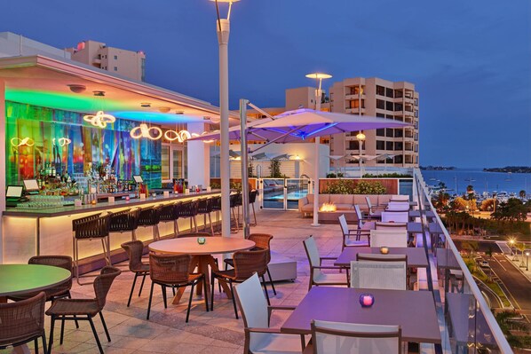 Een buitenzwembad, zwembadcabana's (toeslag) en parasols bij het zwembad