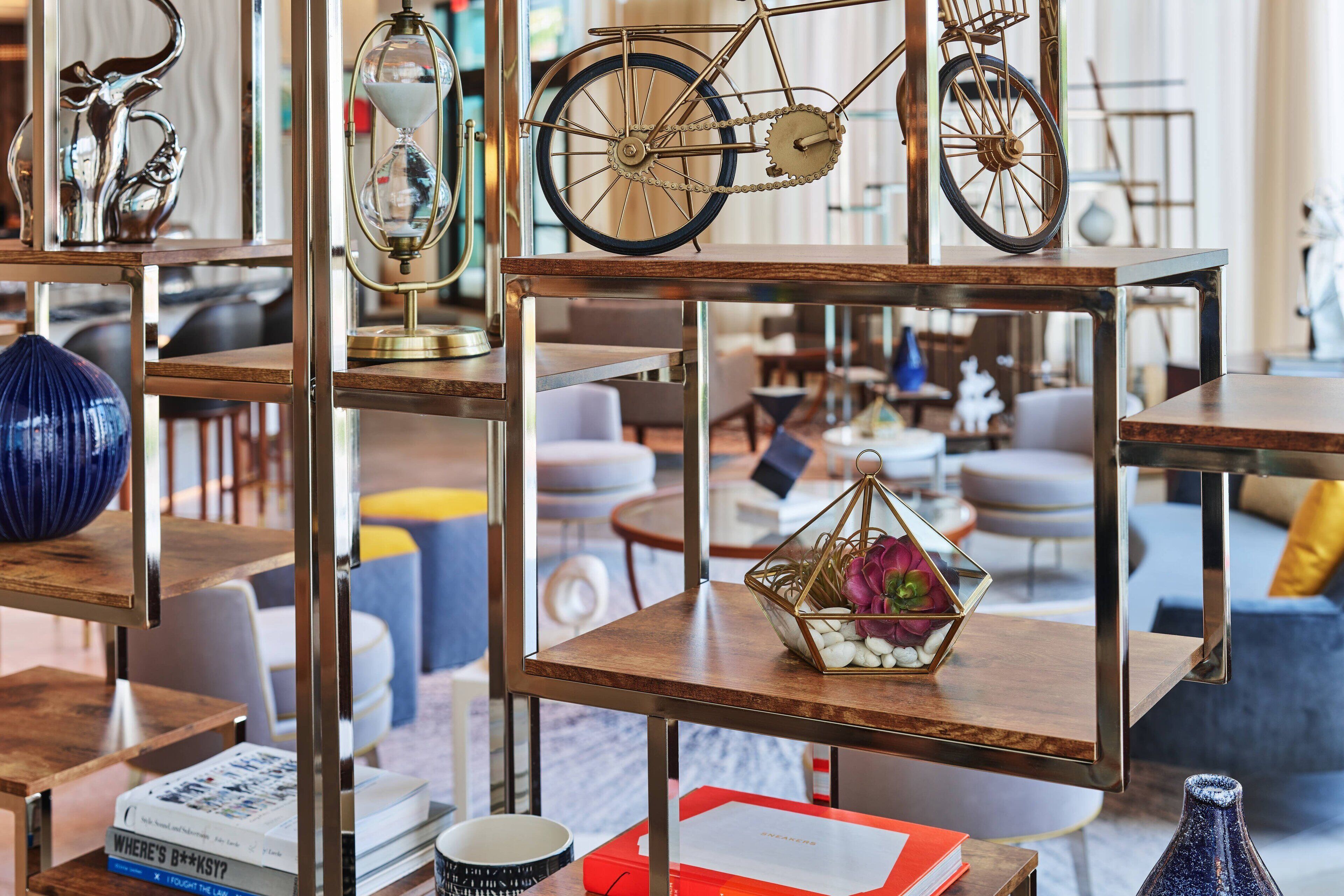 2 bars/lounges, rooftop bar, lobby lounge