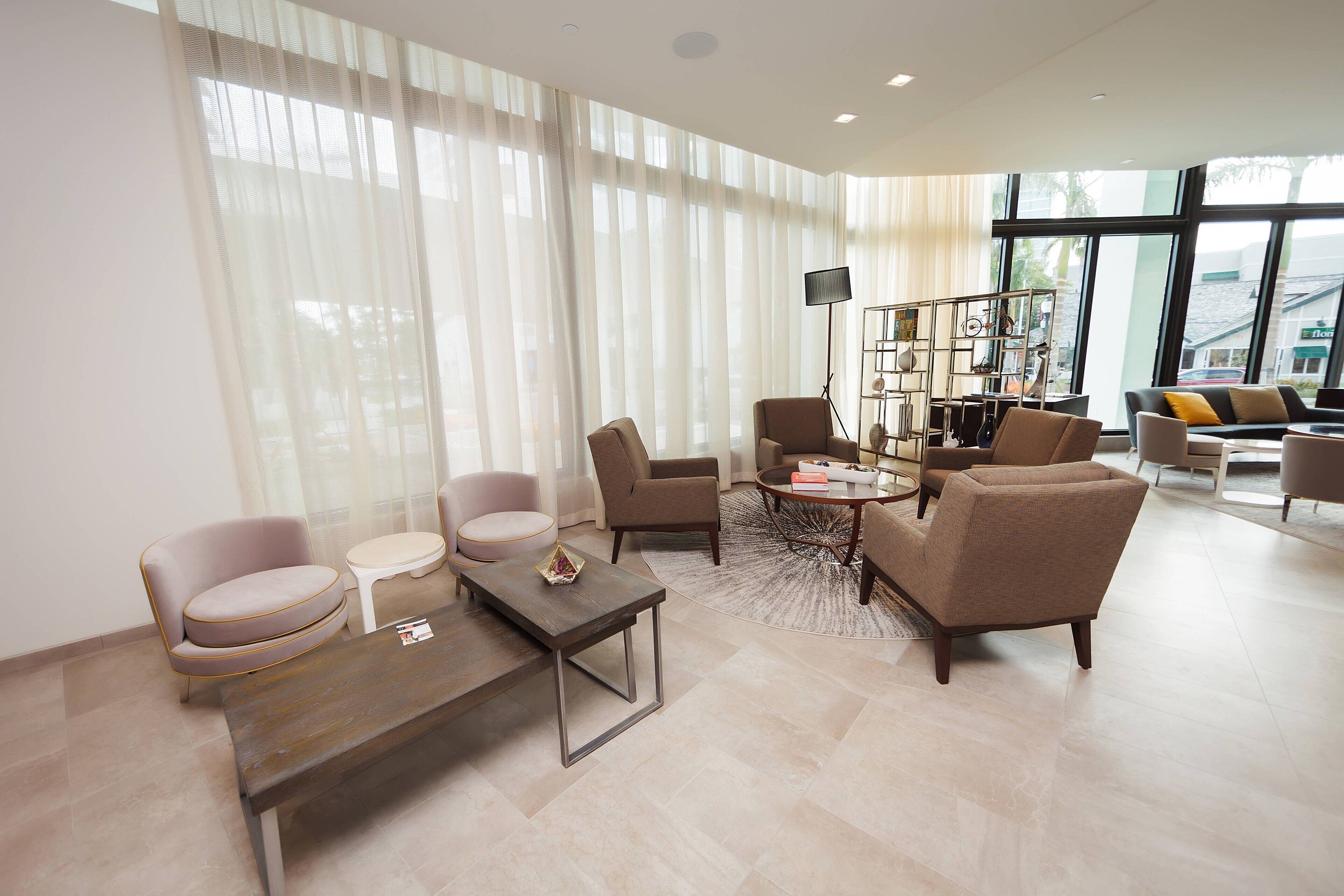 2 bars/lounges, rooftop bar, lobby lounge