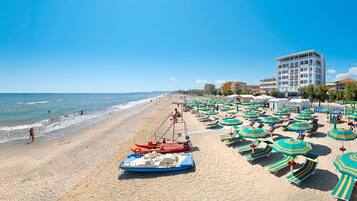 Plage privée, chaises longues, parasols, bar de plage