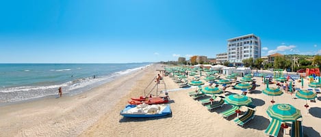 Plage privée, chaises longues, parasols, bar de plage