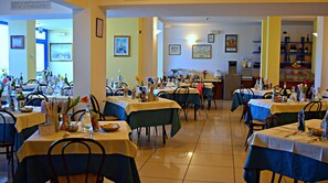 Se sirven almuerzos y cenas, cocina local e internacional