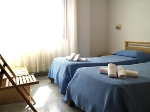 Escritorio, wifi gratis y acceso para silla de ruedas