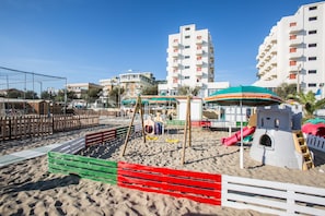 Praia particular nas proximidades, espreguiçadeiras, guarda-sóis
