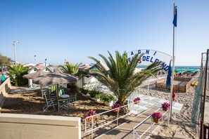 附近的私人海灘、躺椅、太陽傘