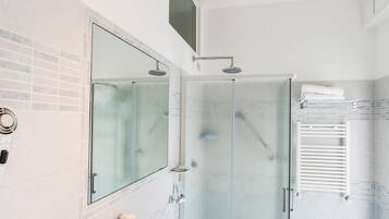 Habitación con 1 cama doble o 2 individuales, balcón | Baño | Ducha, artículos de higiene personal gratuitos, secador de pelo y bidé