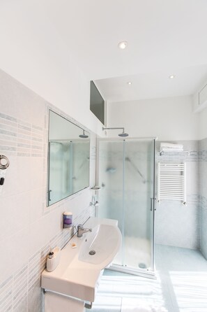 Ducha, artículos de tocador gratuitos, secador de pelo, bidet