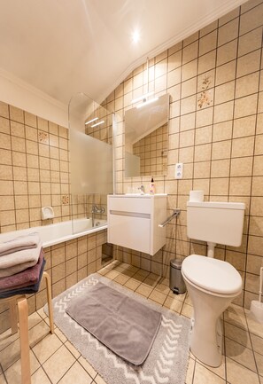 Comfort Apartment, Multiple Beds | Bathroom