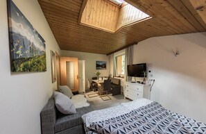 Standard Studio, 1 Queen Bed, Mountainside | Living room