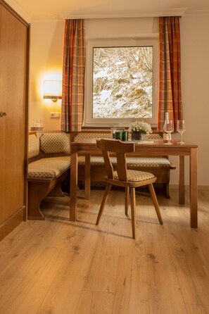 Comfort-Studio, 1 King-Bett, Bergblick | Essbereich im Zimmer