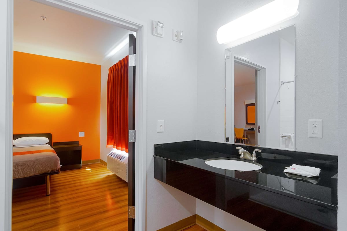 Quarto standard, 1 cama King, para não fumantes | Escrivaninha, Wi-Fi de cortesia, roupa de cama