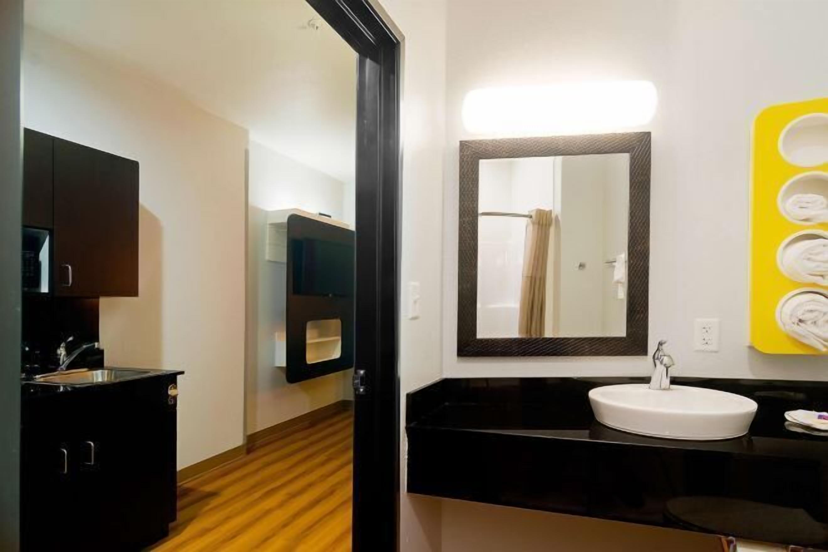 Bathroom | Combined shower/tub, towels, soap