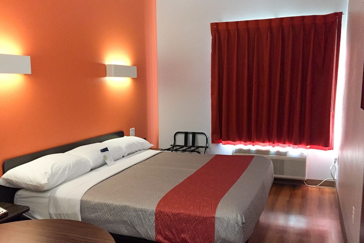 Escrivaninha, Wi-Fi de cortesia, roupa de cama