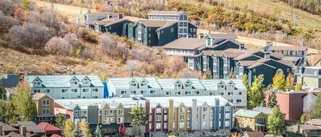 Un quartier résidentiel composé d’une rangée de maisons de ville et d’un immeuble moderne doté d’un toit végétalisé.