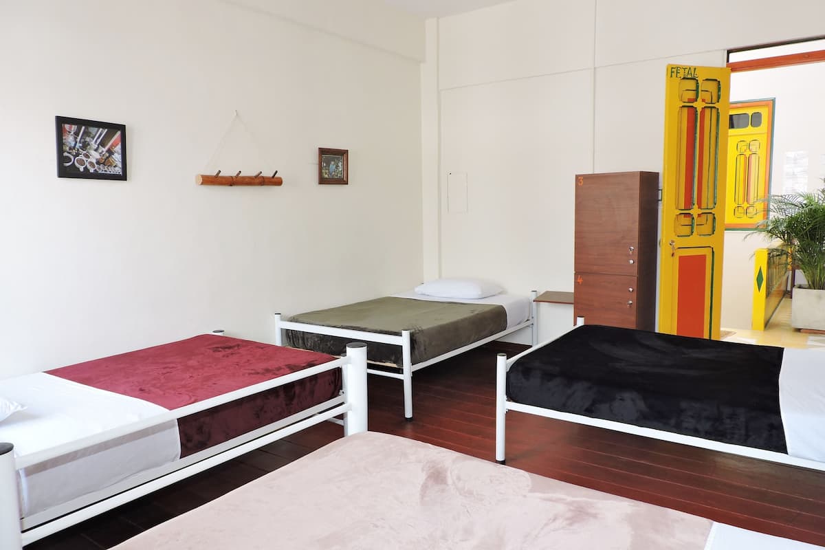 Dormitorio condiviso, per sole donne, bagno condiviso | Tende oscuranti, Wi-Fi gratuito