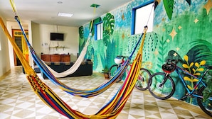 Lobby sitting area - Golden Frog Mountain Hostel (Manizales)