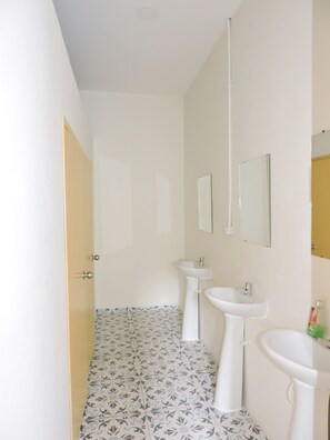 Bathroom - Golden Frog Mountain Hostel (Manizales)