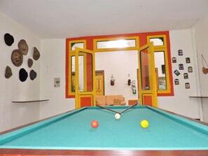 Billiards - Golden Frog Mountain Hostel (Manizales)