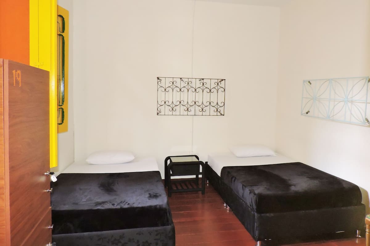 Camera con 2 letti singoli, bagno condiviso | Tende oscuranti, Wi-Fi gratuito