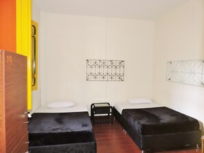 Habitación con 2 camas individuales, baño compartido | Cortinas opacas y wifi gratis