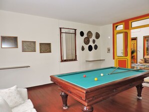 Billiards - Golden Frog Mountain Hostel (Manizales)