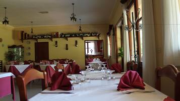 Aperto a pranzo e cena, cucina locale e internazionale