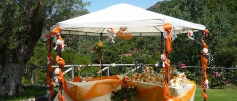 Se sirven comidas, cenas y cocina local e internacional