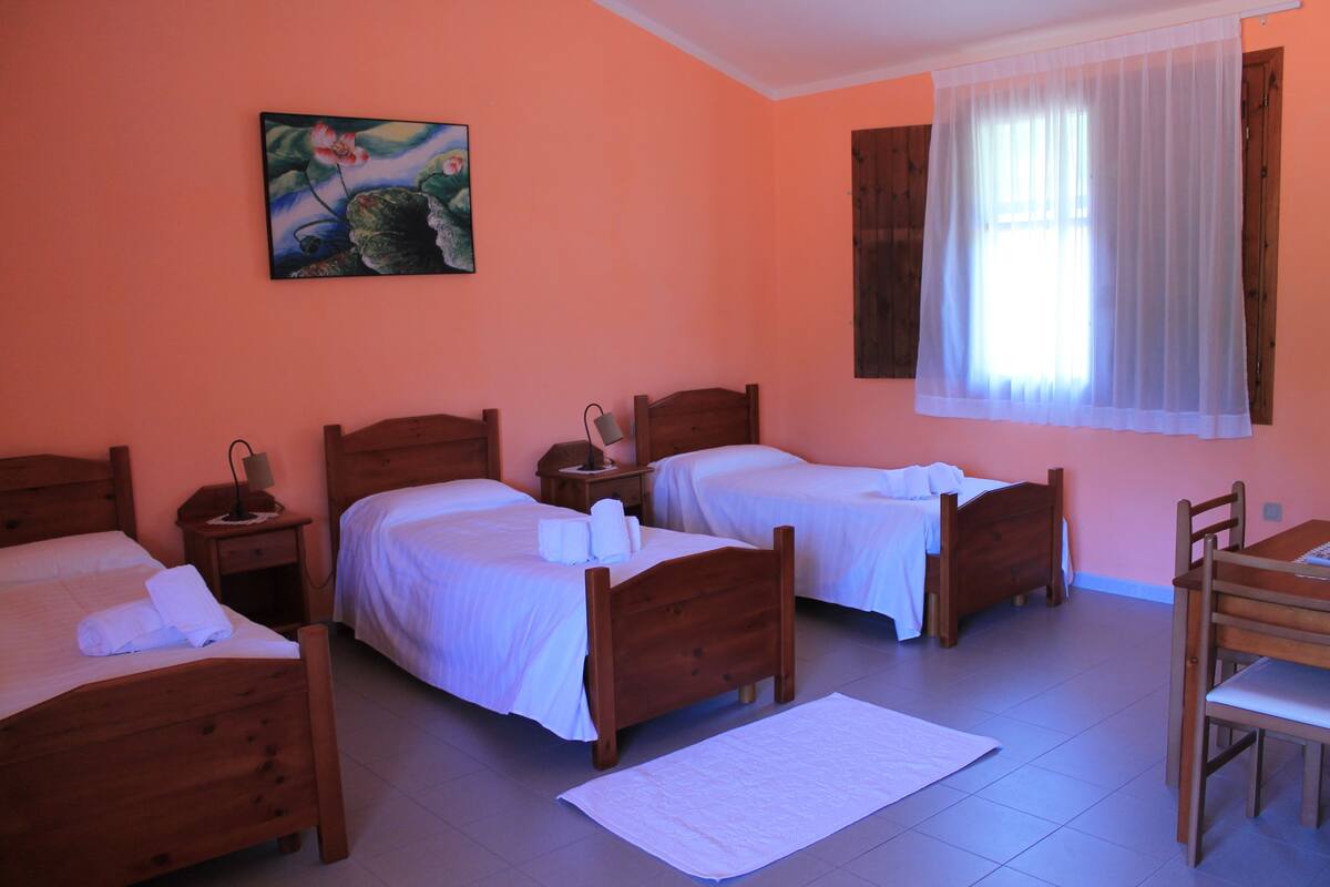 Kamar Basic | Meja kerja