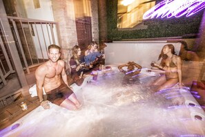 Outdoor spa tub