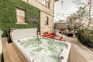 Outdoor spa tub - Ember Hostel (Denver)
