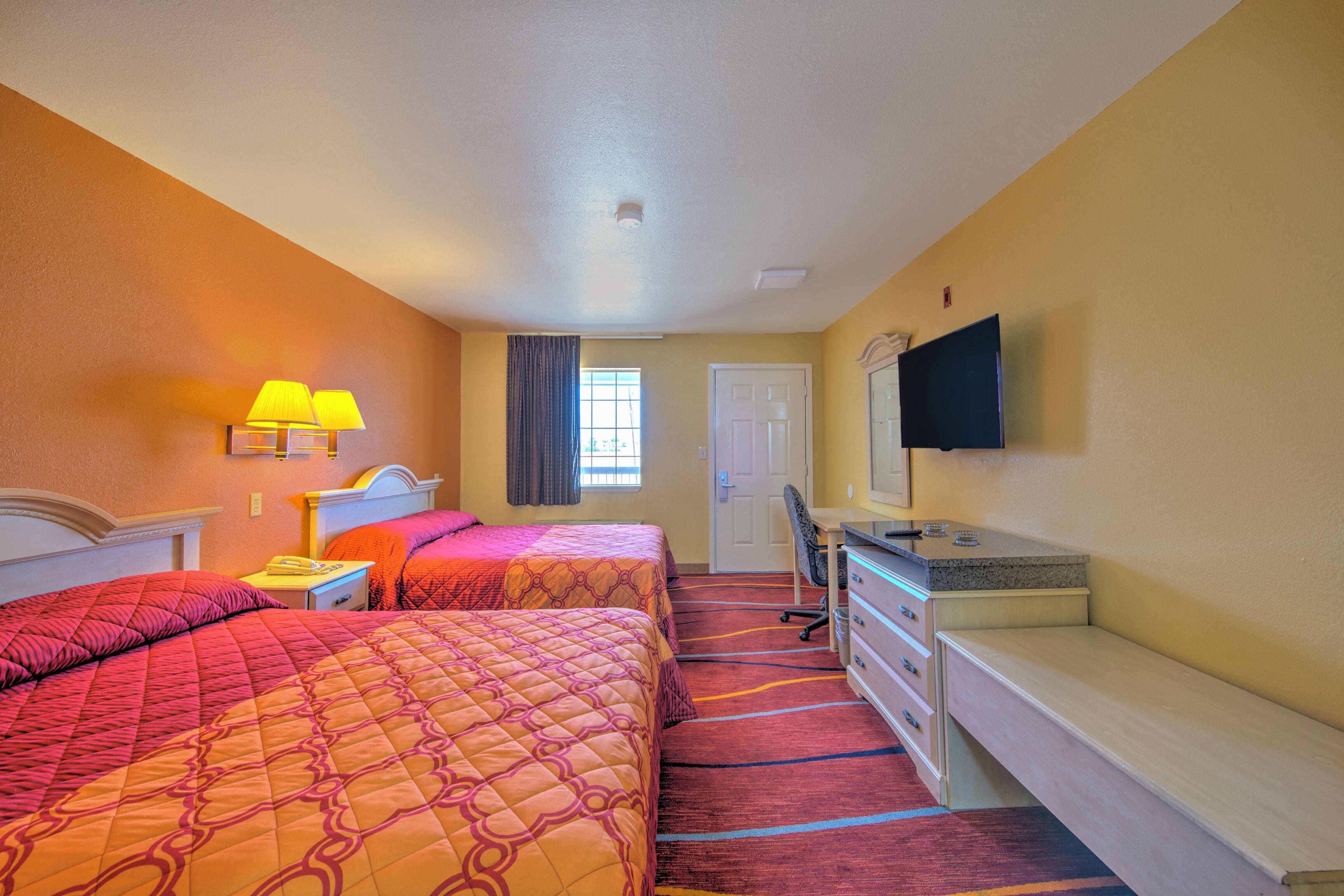 Kamer, 2 queensize bedden, roken | Een bureau, gratis wifi, beddengoed