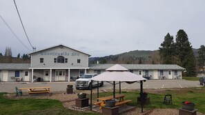 Courtyard - Countryside Inn (Princeton)