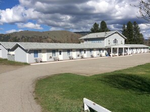 Exterior - Countryside Inn (Princeton)