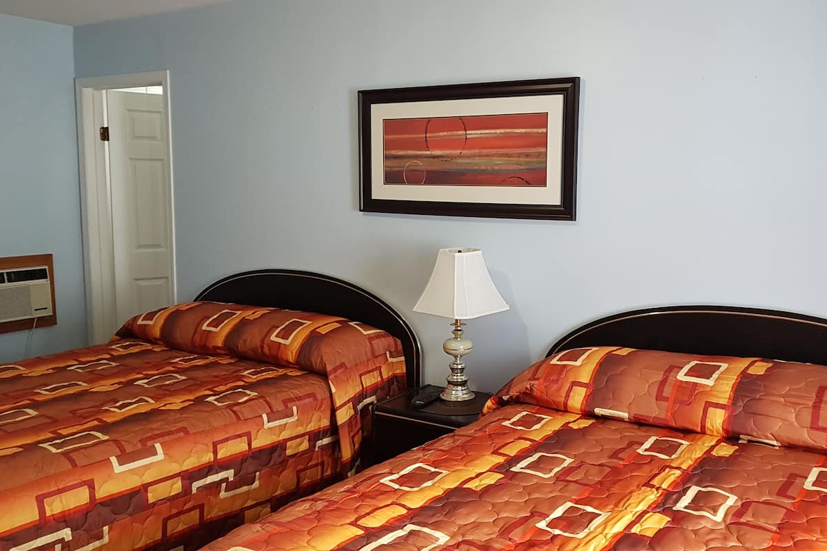 Chambre Quadruple, 2 grands lits | Rideaux occultants, Wi-Fi gratuit, draps fournis