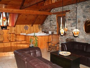 Suite Royale, 1 très grand lit, bain à remous | Coin séjour