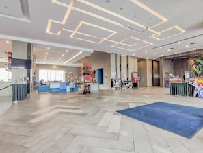 A hotel lobby with a reception desk, a blue carpet, and a modern ceiling design. - Holiday Inn Express Chifeng Hongshan by IHG (Chifeng)