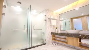 Suite, 1 Bedroom | Premium bedding, in-room safe, desk, free WiFi - Holiday Inn Express Chifeng Hongshan by IHG (Chifeng)