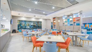 Free daily buffet breakfast - Holiday Inn Express Chifeng Hongshan by IHG (Chifeng)