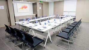 A conference room with a long table, chairs, water bottles, and nameplates. - Holiday Inn Express Chifeng Hongshan by IHG (Chifeng)