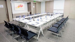 A conference room with a long table, chairs, water bottles, and nameplates. - Holiday Inn Express Chifeng Hongshan by IHG (Chifeng)