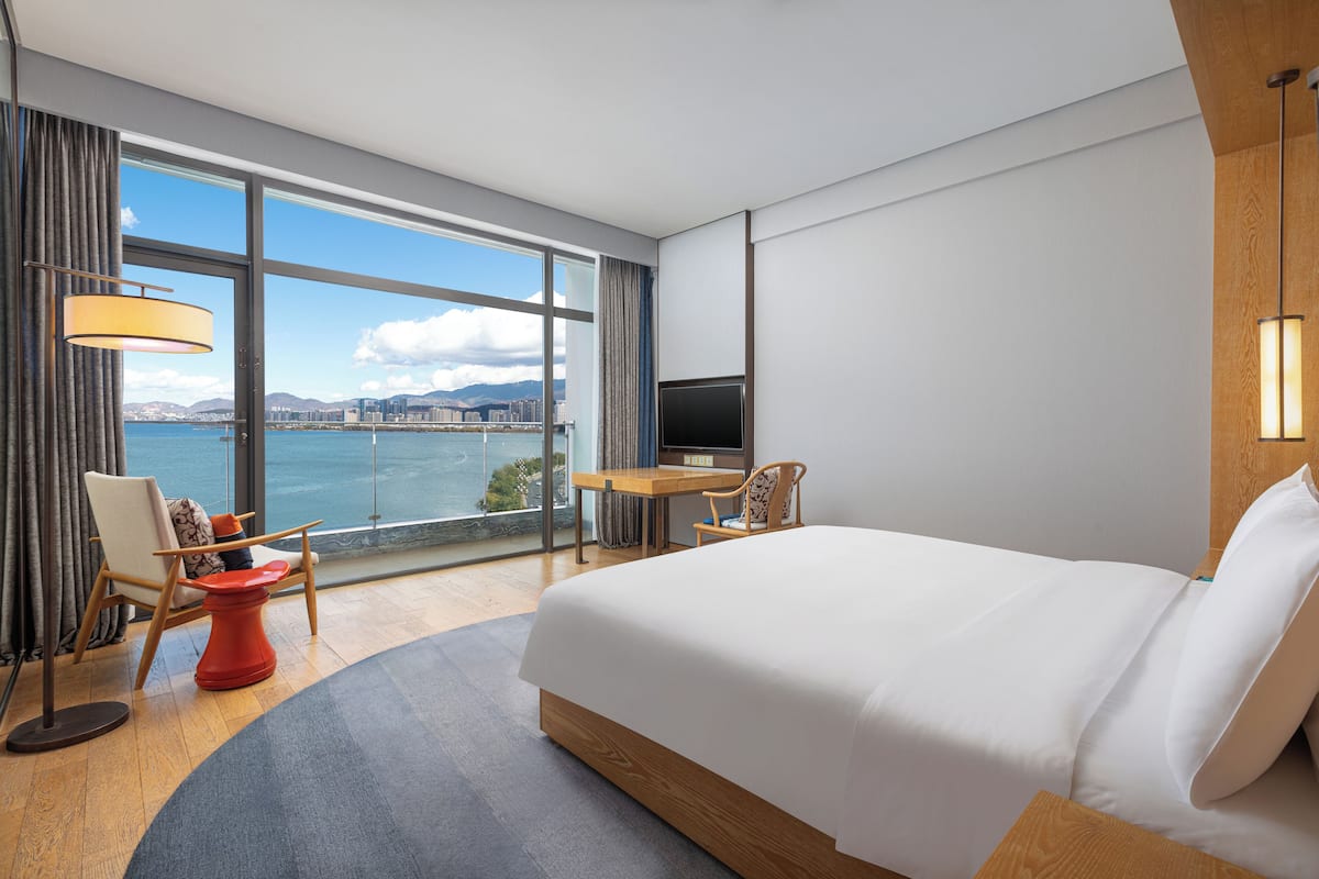 Standard Room, 1 King Bed, Lake View (140 Degree Lake View)