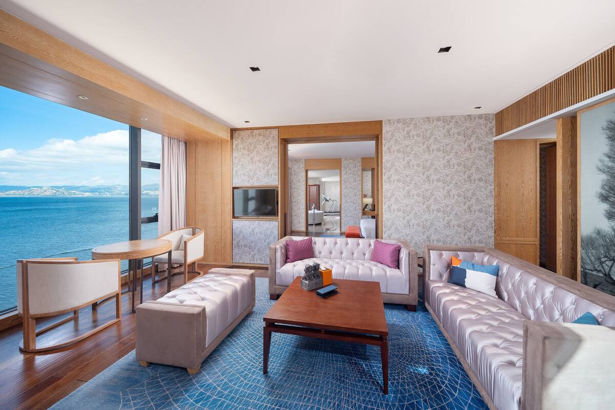 ห้องสวีท, 1 ห้องนอน (180 Degree Erhai View, High Floor) | ผ้านวมขนเป็ด, มินิบา ร์, ตู้นิรภัยในห้องพัก, โต๊ะทำงาน