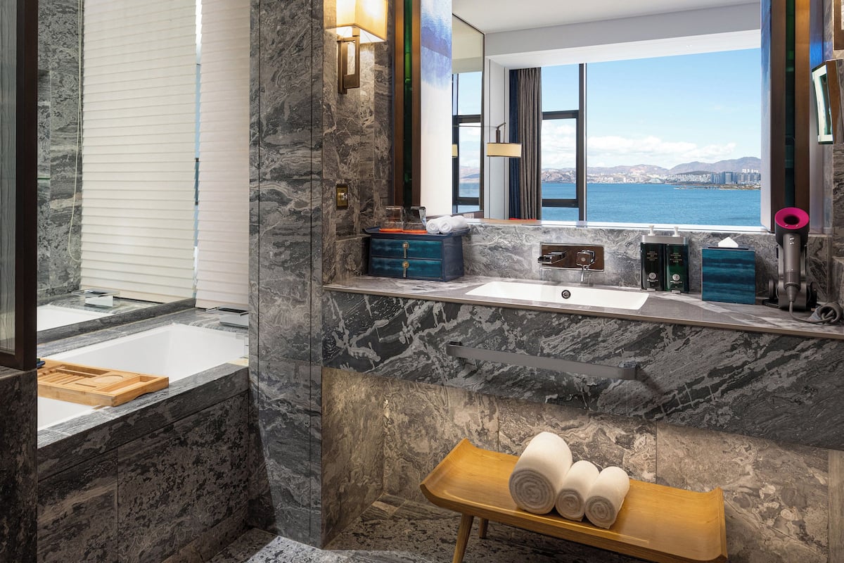 Habitación estándar, 2 camas matrimoniales, vista al lago (140 Degree Lake View) | Servicios de la habitación
