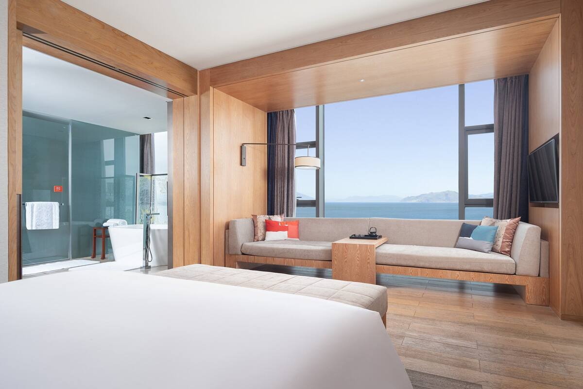 ห้องสวีท, 1 ห้องนอน (180 Degree Erhai View) | ผ้านวมขนเป็ด, มินิบาร์, ตู้นิรภัยในห้องพัก, โต๊ะทำงาน