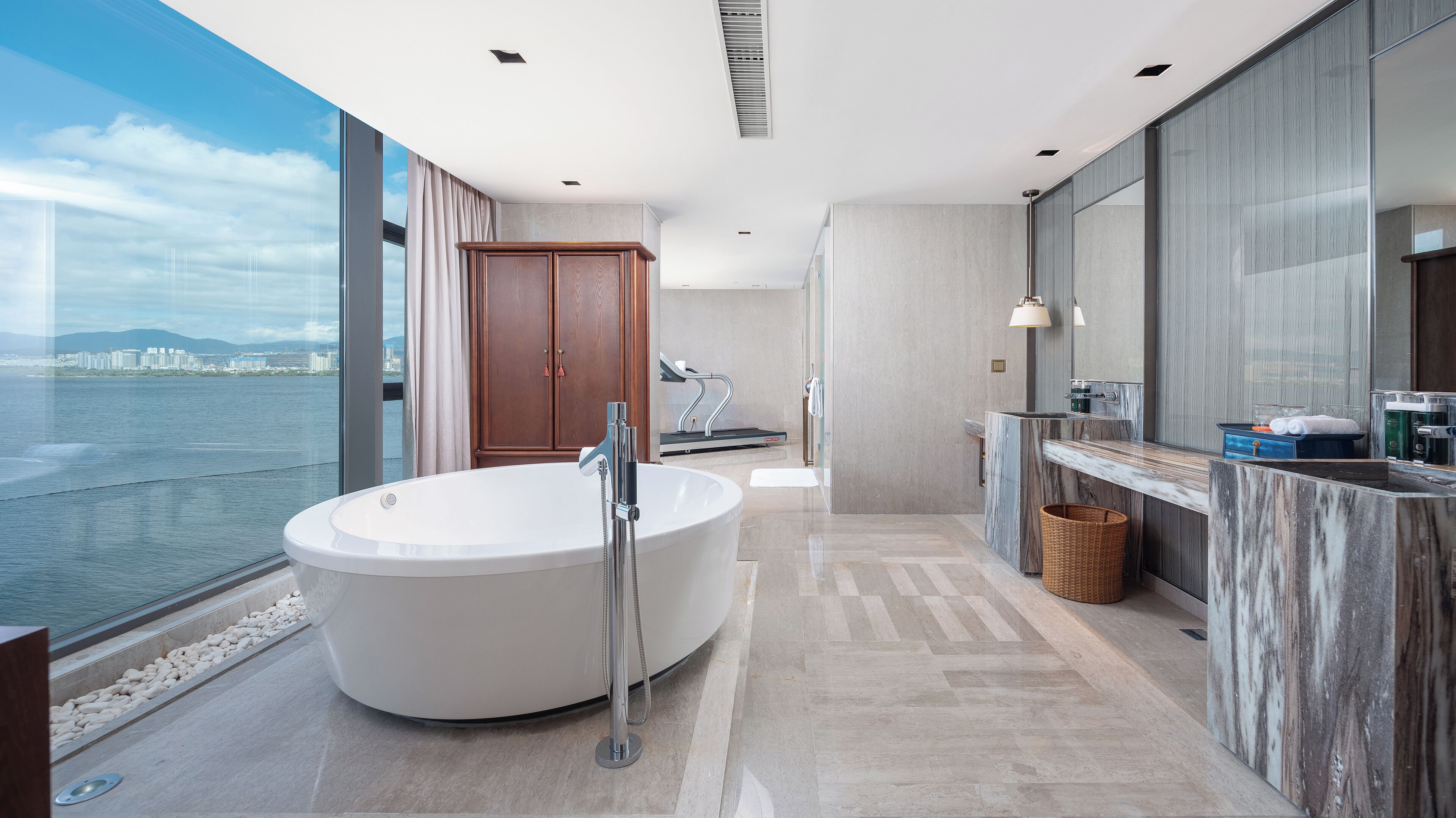 Un baño moderno con una bañera grande, cabina de ducha y tocador con espejo.