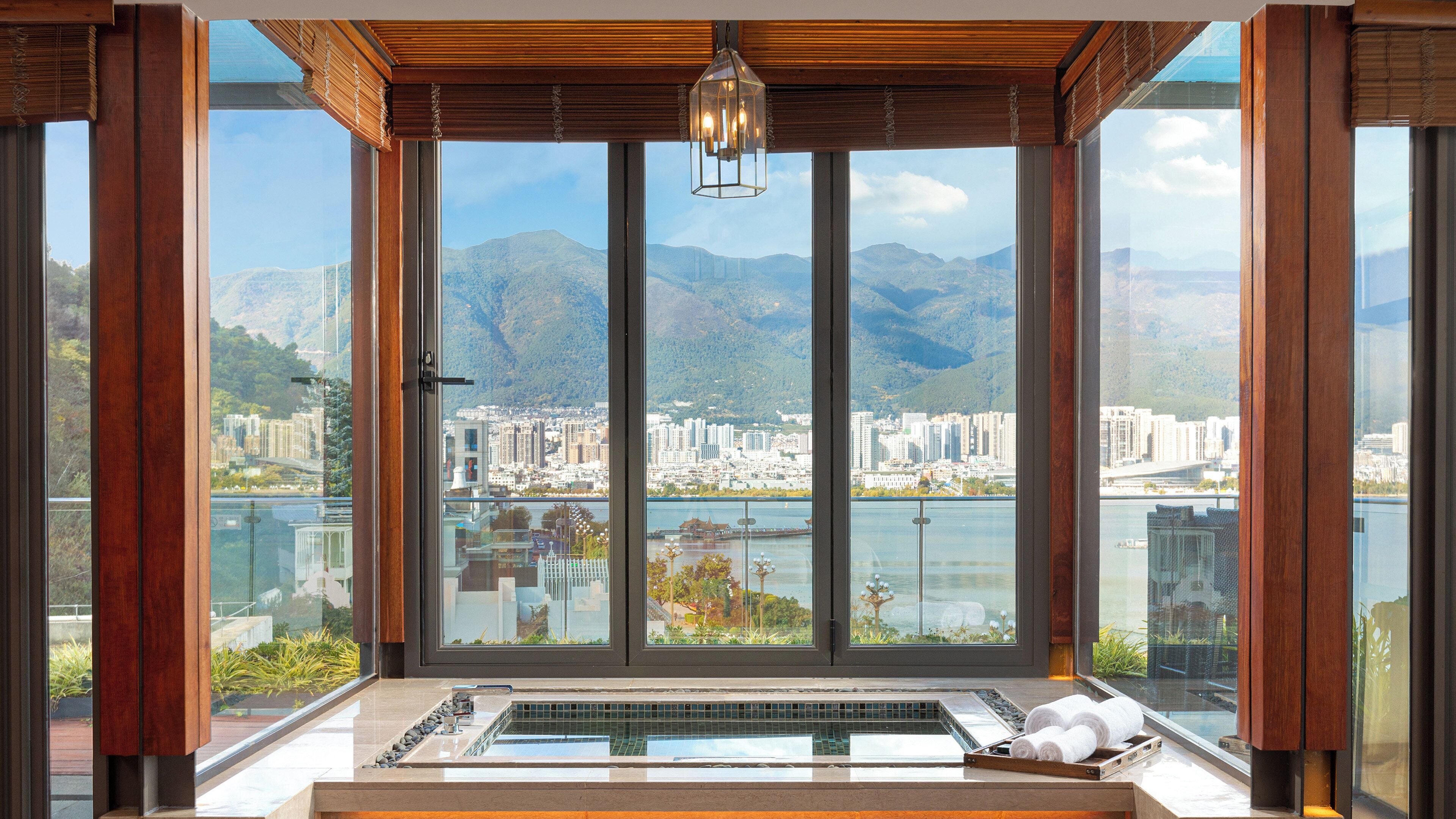 羽毛の掛け布団、ミニバー、セーフティボックス (室内)、客室ごとに異なる装飾