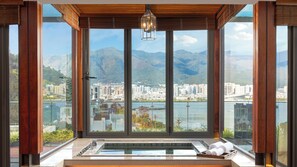 Down duvets, minibar, in-room safe, individually decorated - Hotel Indigo Dali Erhai by IHG (Dali)