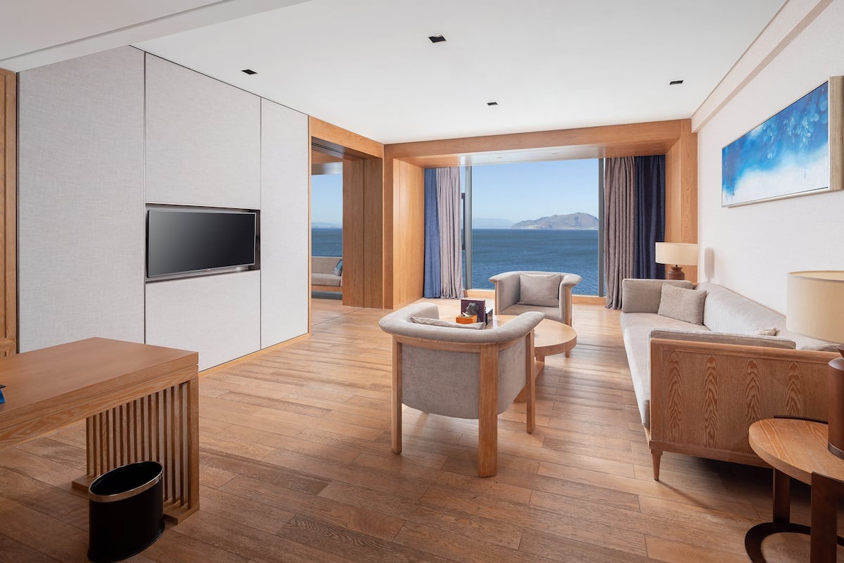 Suite, 1 Schlafzimmer (180 Degree Erhai View) | 1 Schlafzimmer, Daunenbettdecken, Minibar, Zimmersafe